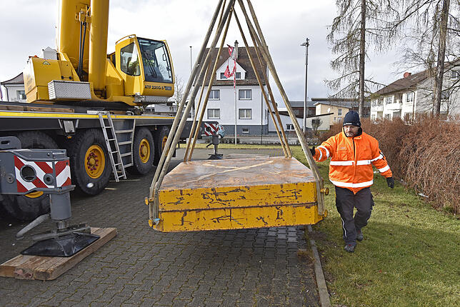 Bild 3: Den Baum am Haken: In Haus gekrachter Baum in der Donaueschinger Straße wird mit dem großem Kran entfernt