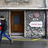 In Bern weist ein Schild auf die Möglichkeit eines Corona-Tests hin. Wegen rasant steigenden Corona-Infektionszahlen schrillen in der ...
