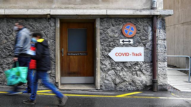In Bern weist ein Schild auf die Möglichkeit eines Corona-Tests hin. Wegen rasant steigenden Corona-Infektionszahlen schrillen in der ...