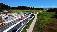 Mit einer feierlichen Eröffnung (links im Bild) unter roten Schirmen wurde der Waldsiedlungstunnel für den Verkehr freigegeben. Die ...