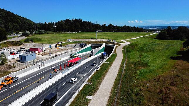 Mit einer feierlichen Eröffnung (links im Bild) unter roten Schirmen wurde der Waldsiedlungstunnel für den Verkehr freigegeben. Die ...
