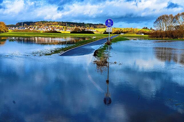 Ein Weg ist im Brigachtal am 15. November vom Wasser überflutet – das immerhin eine reizvolle Spiegelung mit dem Himmel ermöglicht.