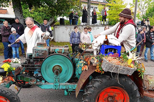 So geht´s auch: Diakon Günter Kaiser gab dem Traktor von Raphael Kunzelmann den Segen.
