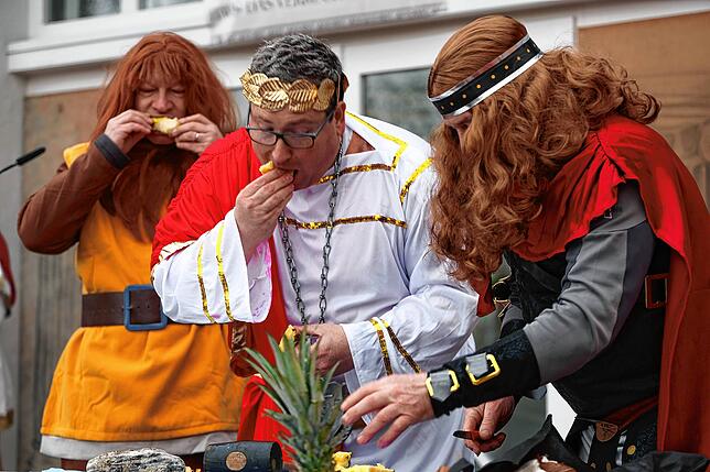 Bild 8: Rathaussturm in Moos: Gemeinde wehrt sich als römische Armee – Die Bilder vom Fasnacht-Spektakel!