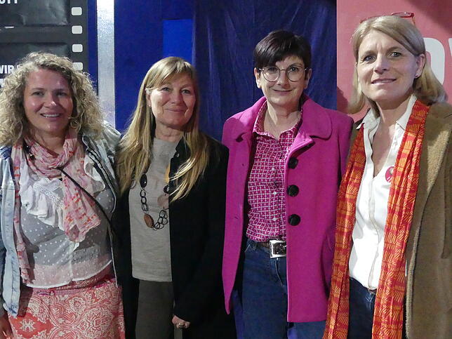 Sie sammelten Unterschriften für türkische inhaftierte Aktivistinnen: Anna Hirt (links) und Christina Schnitzer (rechts), daneben Anette ...