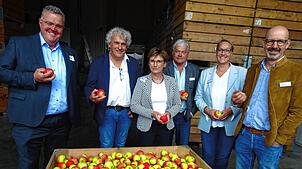 Offizieller Startschuss für die Apfelernte 2025 (von links): Jürgen Nüssle von der Württembergischen Obstgenossenschaft Raiffeisen, ...