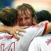 Ein Höhepunkt in der Karriere von Markus Knackmuß (Mitte): Sein 2:1-Siegtreffer für SSV Jahn Regensburg im DFB-Pokalspiel gegen den VfL ...
