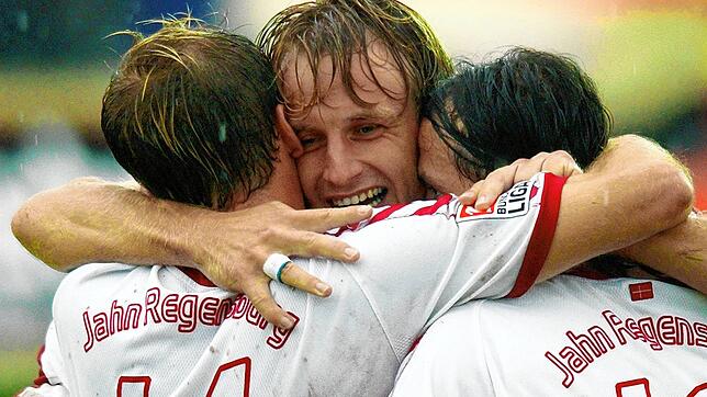 Ein Höhepunkt in der Karriere von Markus Knackmuß (Mitte): Sein 2:1-Siegtreffer für SSV Jahn Regensburg im DFB-Pokalspiel gegen den VfL ...