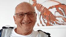Der auf gutes Essen spezialisierte Journalist Erich Schütz, Erfinder des Labels Südland-Köche. Im Hintergrund ein Kunstwerk der ...