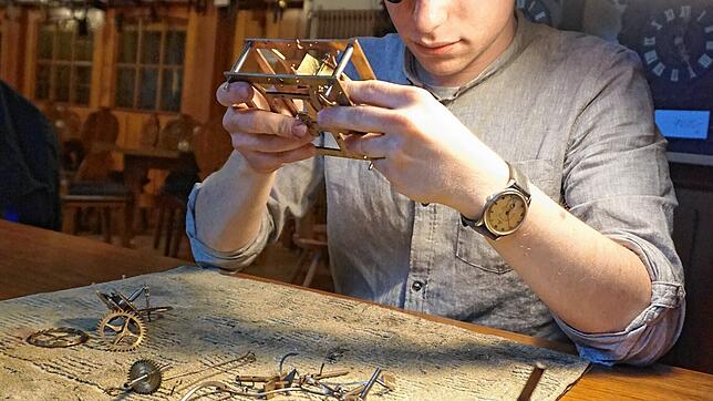 Lucas Rupprecht hat sich nach seinem Design-Studium in Eisenbach niedergelassen und repariert Schwarzwalduhren. Foto: Fabian Sickenberger