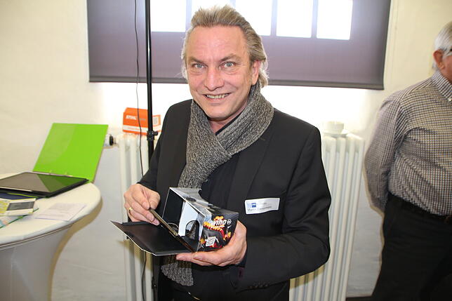 Martin Zimmermann, Chef von imsimity, zeigt die Sauschwänzlebahn Cardboard.
