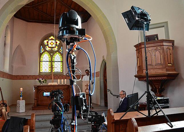 Gottesdienst mit elektronischem Gerät – ein Eindruck von der jüngsten Internet-Übertragung in der evangelischen Kirche.