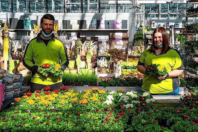 Auch im Gartencenter Späth am Neuen Markt freuen sich die Mitarbeiter, dass es nach dem langen Lockdown wieder losgeht. Hier Janek ...