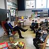 Andreas Jung (links) liest den Kindern vor, und diese lauschen gespannt der Geschichte über die Erlebnisse des Sams.