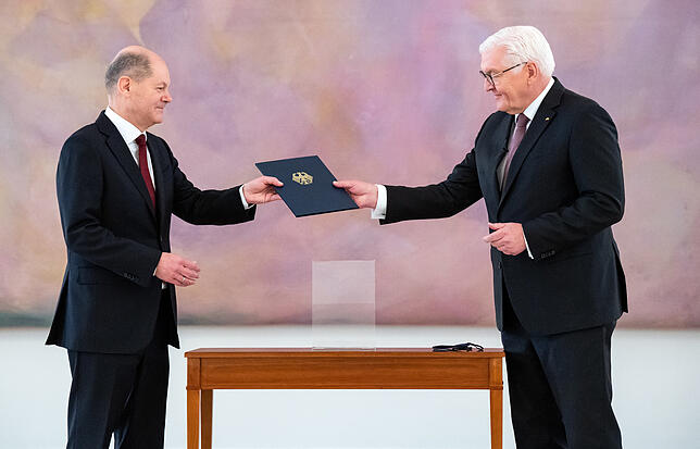 Bundespräsident ernennt neue Bundesregierung Olaf Scholz erhält von Bundespräsident Frank-Walter Steinmeier im Schloss Bellevue die Ernennungsurkunde.