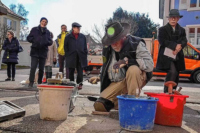 Auch vor dem Haus in der Kirnacherstraße, in dem einst Josef Haid lebte, setzte der Stolperstein-Initiator Gunter Demnig einen ...