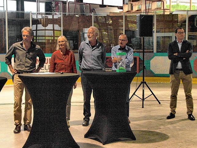 Die Referenten Jörn Gutbier, Cornelia Waldmann-Selsam, Wolfgang Bergmann, der Sprecher der Bürgerinitiative für Herrischried, Reinhard ...