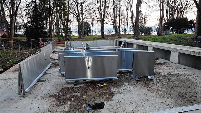 Die Umrisse des 25 Meter langen Außenpools sind schon sichtbar. Zum Schutz der Bäume wurde seine Lage verschoben.