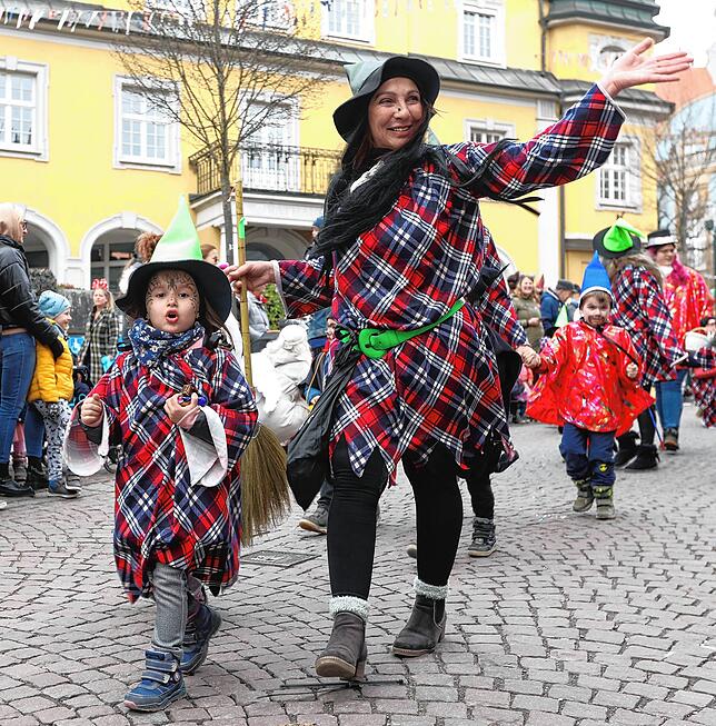 Bild 9: Hunderte Nachwuchsnarren starten beim Donaueschinger Kinderumzug