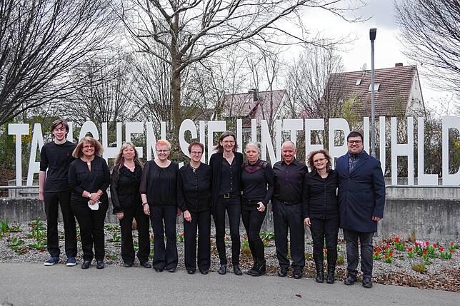 Ihr letztes Konzert gab das Orchester im Jahr 2022 im Uhldinger Welterbesaal (von links): Leonard Seitz, Heidi Rimmele, Angela Dùmicz, ...