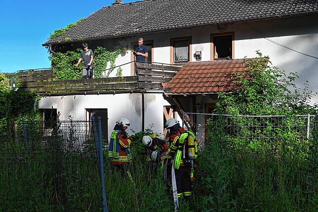 Die Einsatzkräfte bringen Material, das sie zum Retten und Löschen brauchen. Die Wege sind zwischen Gestrüpp und Bauzäunen recht eng.