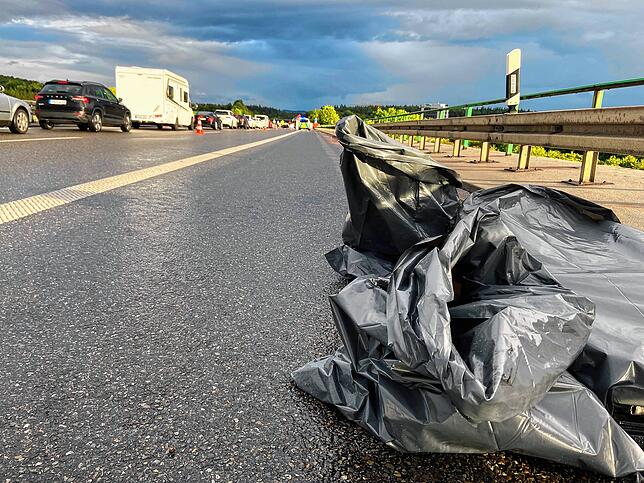 Die Trümmerteile des Unfallfahrzeuges verteilen sich über eine Strecke von mehreren 100 Metern.
