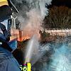 Die Feuerwehr löscht am Dienstag, 21. Januar, im Recyclingzetrum brennendes Grüngut.