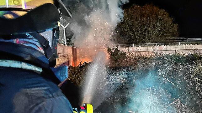 Die Feuerwehr löscht am Dienstag, 21. Januar, im Recyclingzetrum brennendes Grüngut.