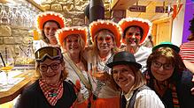 Leuchtend orange wie Aperol: Die Frauen hatten für den Abend phantasievolle Kostüme angelegt.