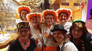 Leuchtend orange wie Aperol: Die Frauen hatten für den Abend phantasievolle Kostüme angelegt.