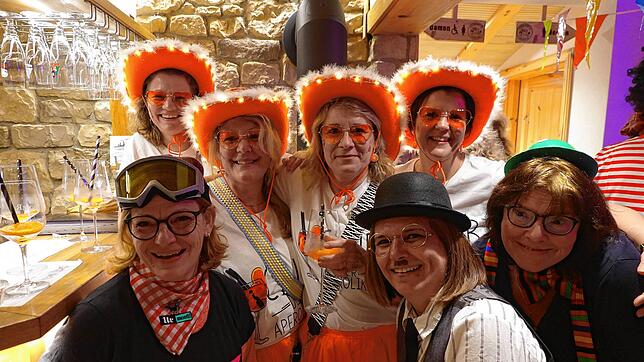 Leuchtend orange wie Aperol: Die Frauen hatten für den Abend phantasievolle Kostüme angelegt.
