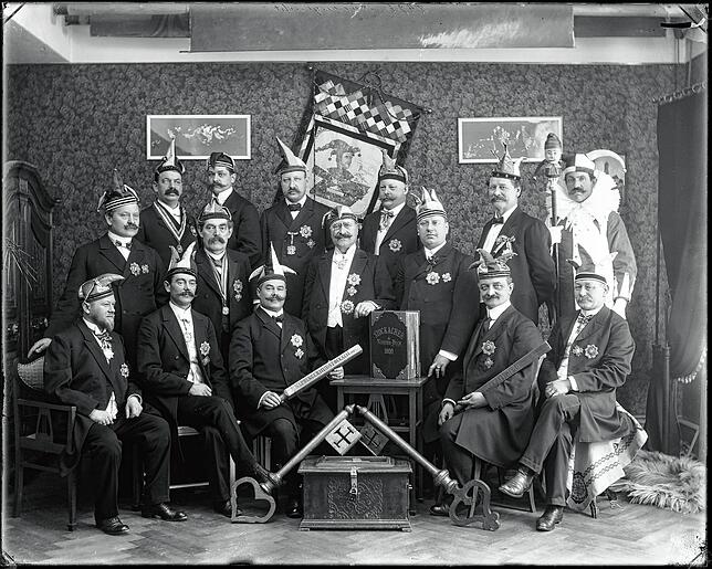 Eine historische Aufnahme des Narrengerichts. Auch Gustav II. Hotz ist dabei, er steht in der hinteren Reihe als dritter Mann von links. ...