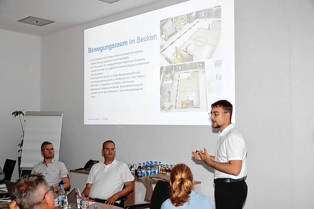 John Mohr (rechts), Leiter Marketing und Tourismus der Gemeinde Unterkirnach, stellt in der Gemeinderatssitzung das mögliche neue ...