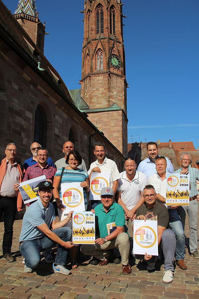 Das Organisationsteam von „9 am Münster“ bereitet das große Festwochenende vor. Vorne von links: Dominink Beha (DJK), Henry ...