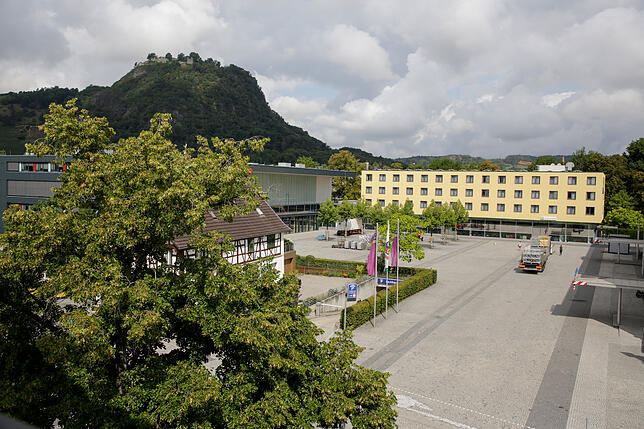 Die Stadthalle (links) und das Holiday-Inn-Hotel fassen zusammen mit dem Rathaus den Platz ein.