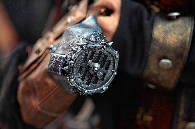 Diese Maske ist untragbar und ziert daher als Accessoire die Tasche einer Besucherin.