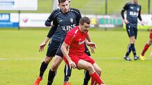 Jonas Saddedine (hinten, TuS Bonndorf) und Manuel Hall im Kampf um den Ball
