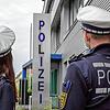Die Singener Polizei im Einsatz am Revier an der Julius-Bührer-Straße.