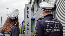 Die Singener Polizei im Einsatz am Revier an der Julius-Bührer-Straße.