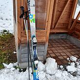 Meine Ski und ich warten auf den Bus: Der einfachste Transport zum Skigebiet.