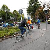 (Archivbild) Fahrradfahrer biegen – von der Friedrichstraße (rechts) her kommend – entgegen der vorgeschrieben Fahrtrichtung ...