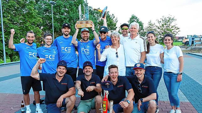 Die Mannschaften FC (M)alle, die Weissers und die Feuerwehr platzieren sich beim Laienturnier der Eisstockschützen in Mönchweiler vorn. ...