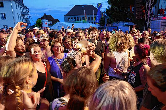 Weltstar zum Anfassen: Gleich zweimal begibt sich Skin in die Menschenmenge, wird eine von ihnen und lässt sich von ihren weiblichen ...