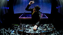 Die goldene Maske ist sein Markenzeichen: Claptone tritt beim Gute Zeit-Festival als Headliner auf. Bild: Sabrina Feige