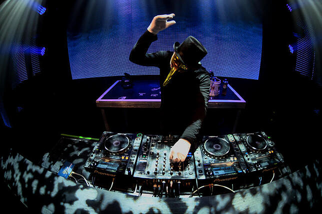 Die goldene Maske ist sein Markenzeichen: Claptone tritt beim Gute Zeit-Festival als Headliner auf. Bild: Sabrina Feige