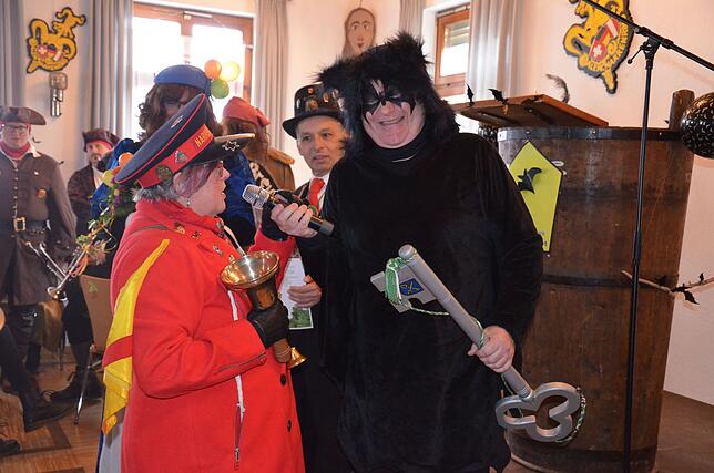 Fledermaus Daniel Heß hält den Schlüssel zum Rathaus noch in der linken Hand.