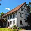 Wird demnächst einem Zehnfamilienhaus weichen müssen: das alte Gebäude auf dem Grundstück Unterleimbach 10 in Leimbach.