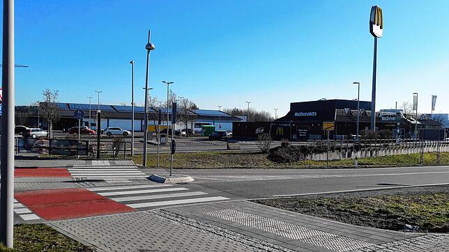 Treffpunkt der Autoposerszene: Der Parkplatz Aldi und McDonald&lsquo;s in der Milanstraße in Villingen &ndash; am Tage wegen Corona oft ...