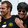 Hansi Flick (links) nach dem WM-Triumph 2014 mit Joachim Löw, den er nun als Bundestrainer beerben wird.