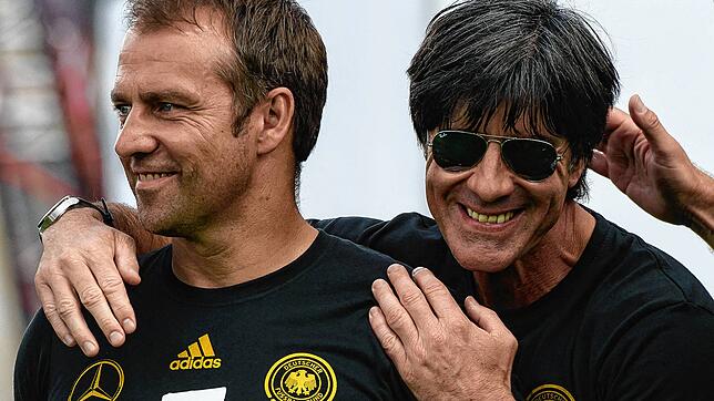 Hansi Flick (links) nach dem WM-Triumph 2014 mit Joachim Löw, den er nun als Bundestrainer beerben wird.
